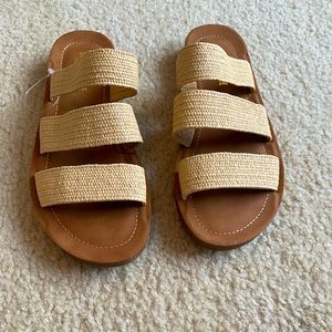 Cusionaire Women’s stretchy 3 strap sandals. Size:8 Never Worn